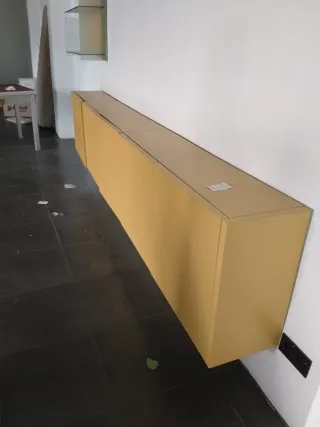 Mueble de pared amarillo y cristal