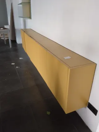 Mueble de pared amarillo y cristal