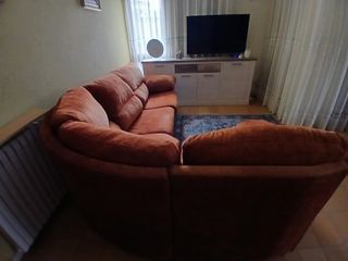 Sofá en L de tela naranja-marron