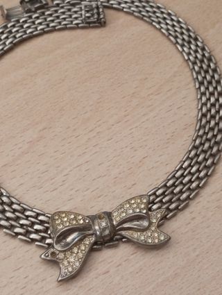 Collana ciondolo a forma di fiocco con strass