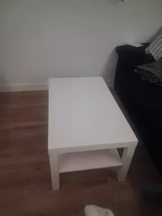 Mesa auxiliar blanca de madera