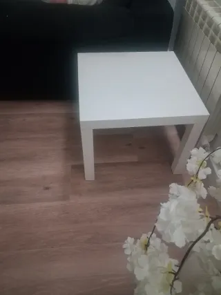 Mesa auxiliar blanca de madera