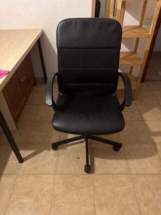 Silla giratoria de oficina negra