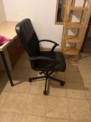 Silla giratoria de oficina negra