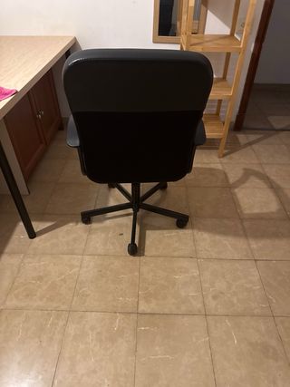 Silla giratoria de oficina negra