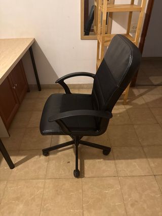 Silla giratoria de oficina negra