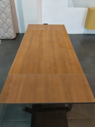 Mesa de madera y metal