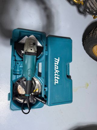 Amoladora Makita con maletín