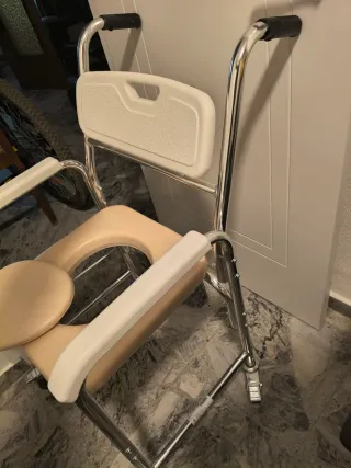 Silla de baño con WC y ruedas MUY LIGERA