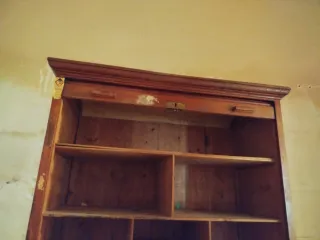 Escritorio de madera estilo clásico