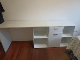 Mesa de estudio grande blanca