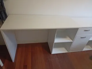 Mesa de estudio grande blanca