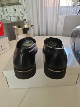 Zapatos negros mujer con cadena