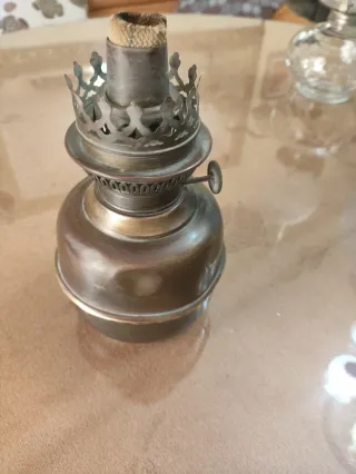 Lámpara de queroseno antigua de latón