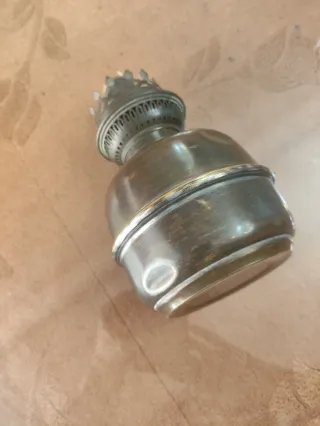 Lámpara de queroseno antigua de latón