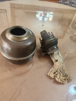 Lámpara de queroseno antigua de latón