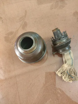 Lámpara de queroseno antigua de latón