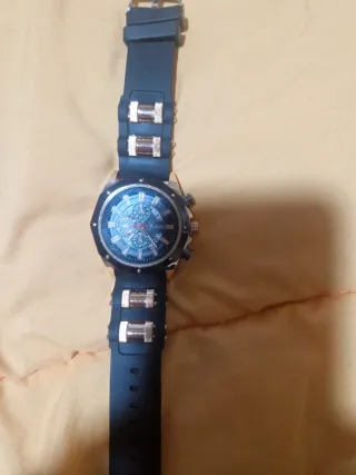 Reloj Deportivo Negro y Dorado