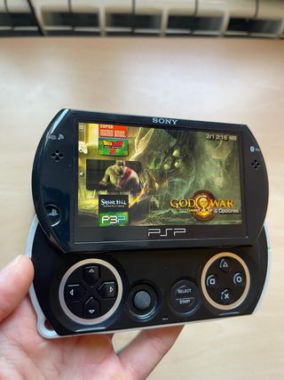 PSP GO Negra + Cargador Original