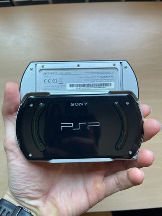 PSP GO Negra + Cargador Original