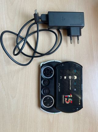 PSP GO Negra + Cargador Original