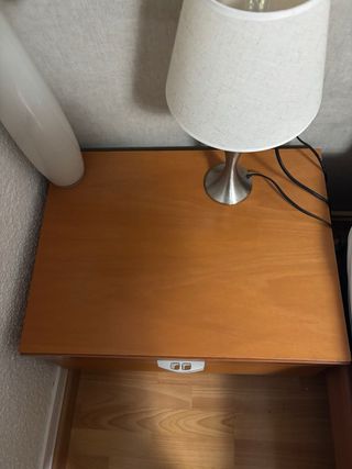 Dos mesitas de noche de madera en perfecto estado