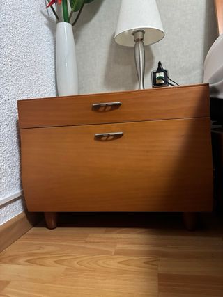 Dos mesitas de noche de madera en perfecto estado