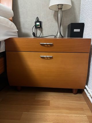 Dos mesitas de noche de madera en perfecto estado