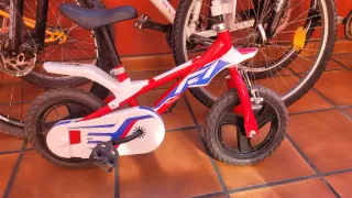 Bici de aprendizaje infantil roja y blanca