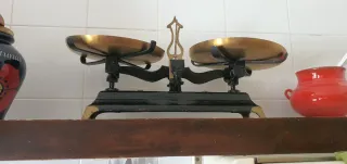 Antigua balanza de cocina dorada