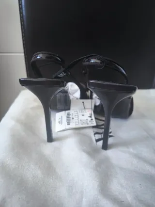 Sandalias acharoladas de Zara