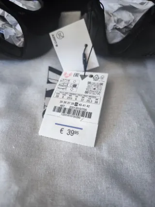 Sandalias acharoladas de Zara