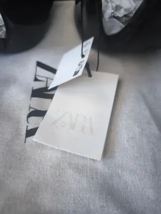 Sandalias acharoladas de Zara