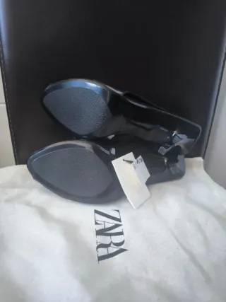 Sandalias acharoladas de Zara