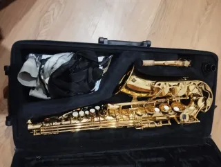 saxofón Yamaha con funda