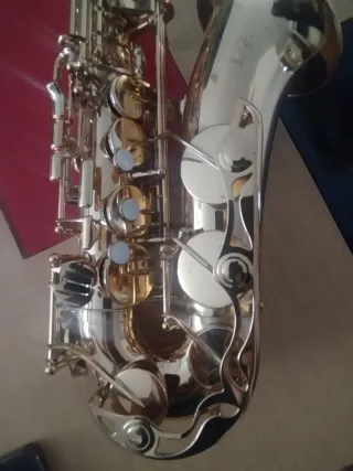 saxofón Yamaha con funda