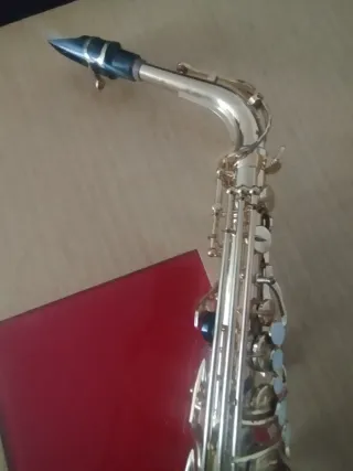 saxofón Yamaha con funda