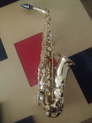 saxofón Yamaha con funda