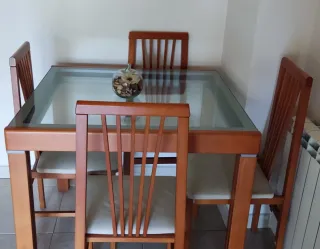 Mesa de comedor con 4 sillas