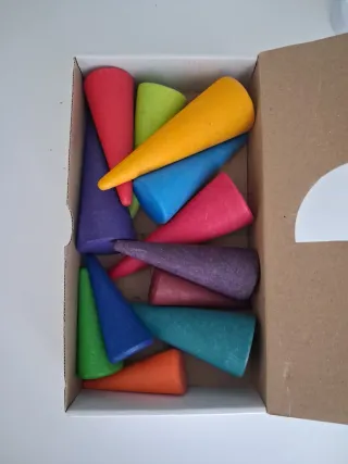 Grimm's Juego de 12 conos de madera Montessori