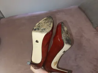 Tacones rojos brillantes