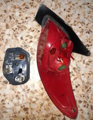 Piloto trasero izquierdo Peugeot 206