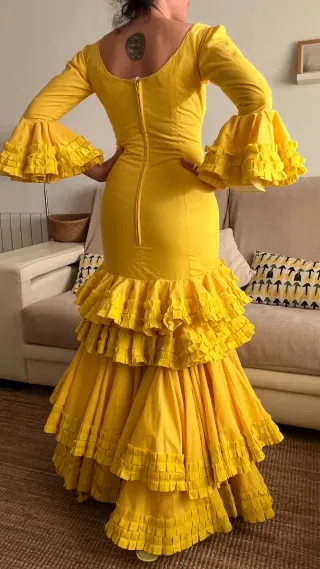 Traje flamenca, talla 36. Color amarillo vivo