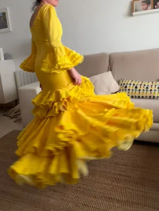 Traje flamenca, talla 36. Color amarillo vivo