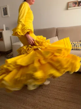 Traje flamenca, talla 36. Color amarillo vivo