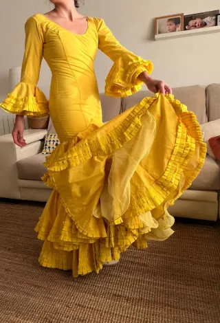 Traje flamenca, talla 36. Color amarillo vivo