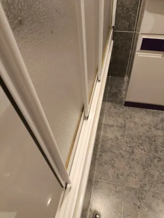 Mampara de bañera corredera.