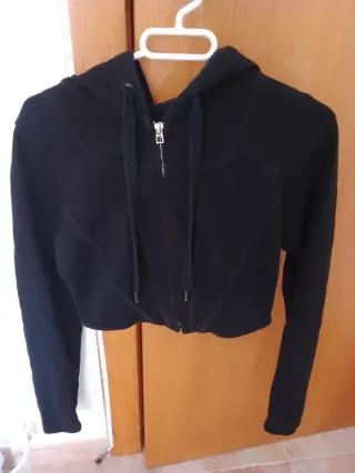 Sudadera negra corta cremallera