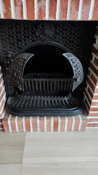 Precioso cierre de chimenea de hierro fundido.