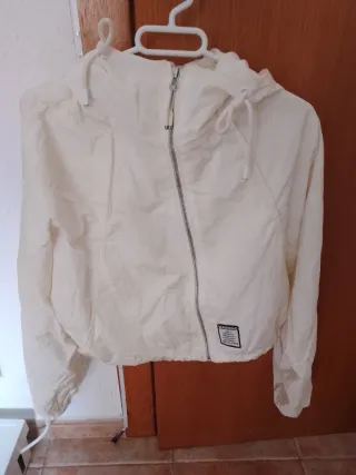 Chaqueta cortavientos blanca